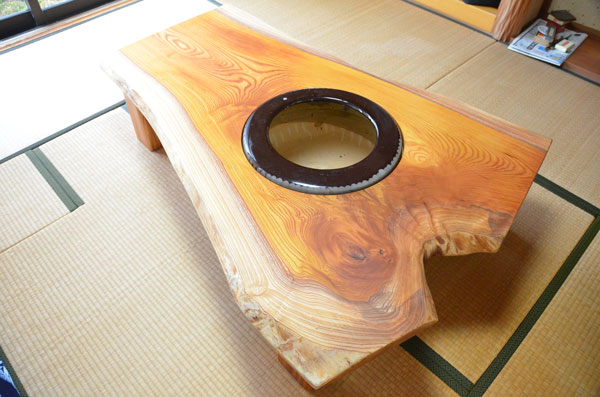 ケヤキ火鉢用穴あき座卓（伊勢市S様邸） | 無垢一枚板テーブルの坂谷 