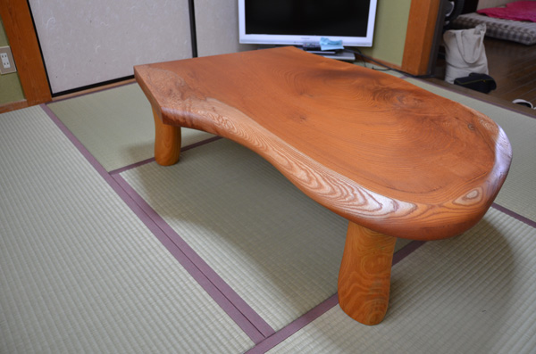 脚もひとつひとつ削りだしの総ケヤキ仕様！