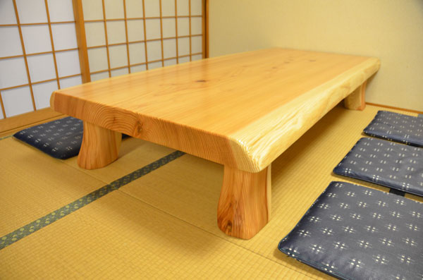 大きな天板を支える足もスギの無垢材を削りだして製作