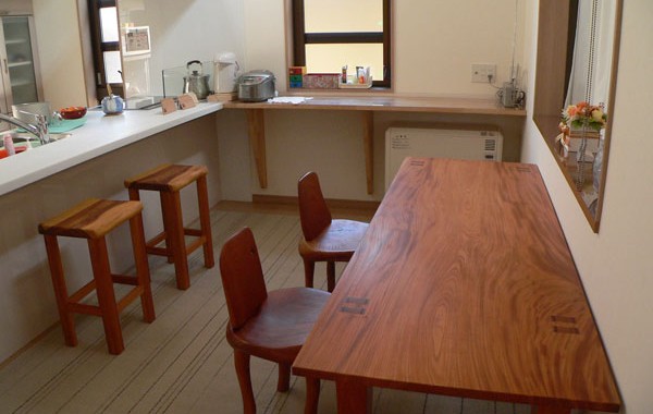 ケヤキ一枚板ダイニングテーブル&スツール・背付椅子